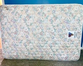 Sealy Posturepedic full size mattress and box spring (very clean)