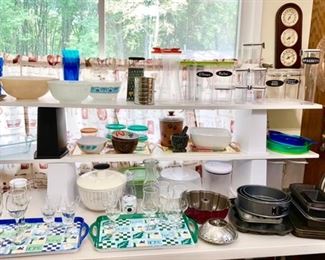 Misc. kitchen items, 3 Pyrex bowls