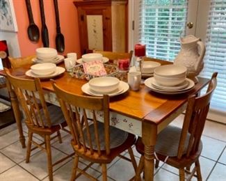 Tole Painted Wooden Kitchen Table With 6 Chairs