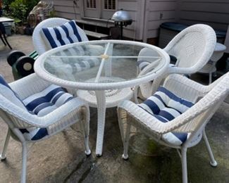 Hampton Bay Wicker Table With 4 Chairs