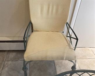 Round Glass Top Table w/4 Metal Chairs (42”),