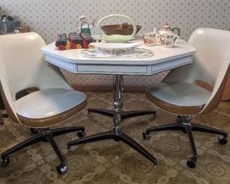 mid century table comes with one leaf and two chairs