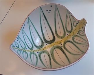 Ceramic leaf-shaped 1950s tidbit bowl.
