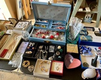 Jewelry, pins, watches, necklaces, bracelets, rings, jewelry holders, jewelry boxes, vintage jewelry, custom jewelry, and new/gold/sterling, bakelite