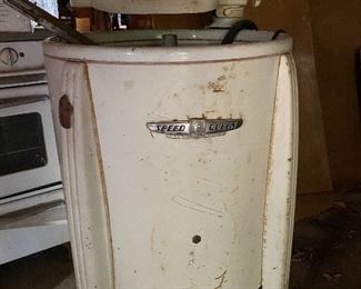 SPEEN QUEEN ANTIQUE WASHING MACHINE!