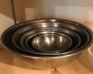 Set of 5 stainless steel mixing bowls $15