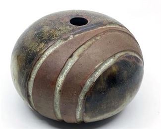 Lot 063
Mid Century Aage Wurtz Studio Ikebana Bun Vase