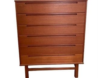 Lot 032
Mid Century Teak Chest of Drawers