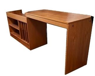 Lot 051
Mid Century Danish Expanding Desk and Book Case