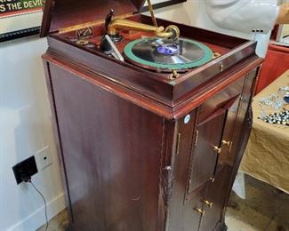 Beautiful old phonograph in perfect working order