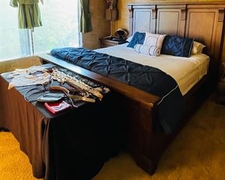 King size wood panel bed set
Headboard & footboard