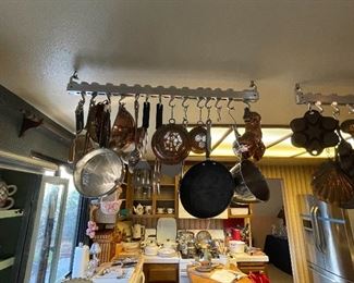 Cookware
Cast iron cookware
Pot rack 