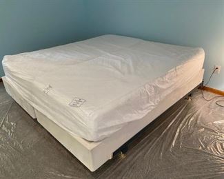 King Size Temper-Pedic Mattress - Excellent Condition (Always covered)