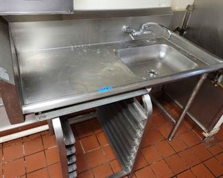 Vfd028 Stainless Steel Sink w/Eight Tray Rack Capacity & Shelf