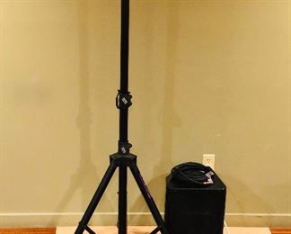Vfd039 - Yamaha DXR10 Powered Speaker w/On Stage 66.5" Tripod Stand