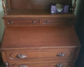 vintage/antique desk in very good condition