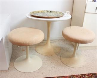 Knoll tulip stools with table