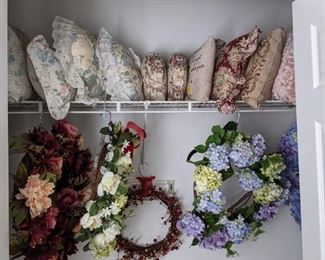 Decorative pillows, wreaths