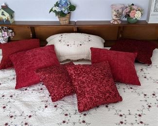 Decorative pillows, bed spread