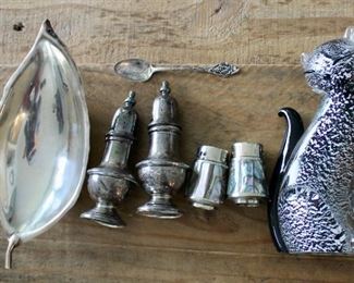Sterling silver MCM Alfred Sciarrotta leaf dish; Fiori Italian Murano glass cat; sterling silver salt and pepper sets.