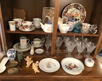 Hundreds of pieces of china, pottery and glass to be sold.