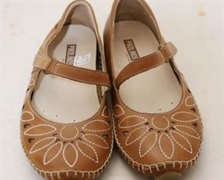 19 - Pikolinos Leather Flats Size 7.5
