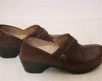 74 - Dansko Womens Shoes Size 7.5
