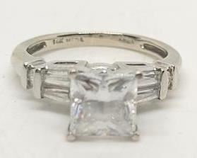 102 - 14K White gold MEDA ladies ring size 5 3/4
