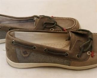 114 - Sperry Top-Siders Size 8.5
