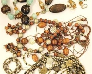 122a - Group of jewelry
