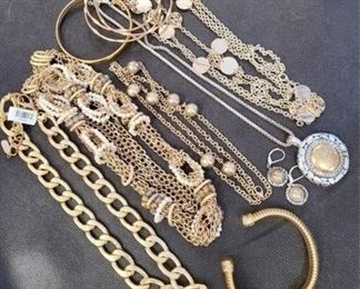 172a - Group of jewelry
