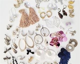 217a - Group of earrings
