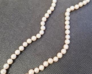 262a - Vintage pearl necklace w/ 14K white gold clasp 15 3/4"
