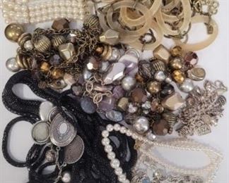 325 - Group miscellaneous jewelry
