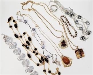 354 - Group of jewelry
