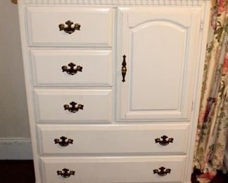 Vintage Bassett Shabby-Chic Chest of Drawers