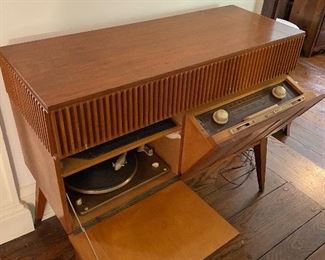 Vintage stereo with turntable & radio