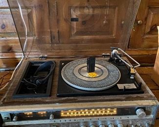 Vintage  Zenith turntable & 8 track (powers on)