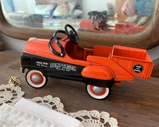 Chain drive dump truck toy