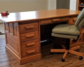 Oak office desk in beautiful like new condition. We have 2 matching desks. 2 office chairs for sale also.