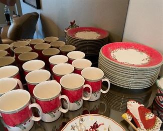 Holiday Lenox set of 12 plates and mugs 