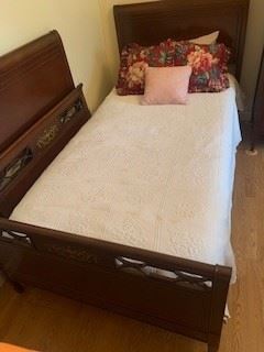 2 antique twin size beds. From Thomasville chair company.  Part of a complete  bedroom suit.