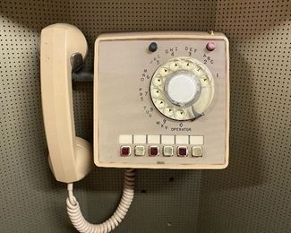 Wall mounted multi line call director 