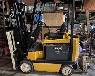 Yale Electric Fork Lift with battery charger.   Low hours.