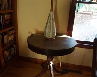 drum table, MCM lamp