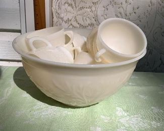 lot 40- beautiful vintage punch bowl with teacups $35