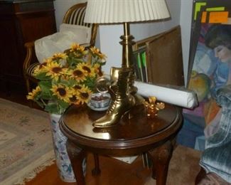 Small table w/lamp & misc