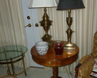 Another vintage table w/Stiffel Lamps