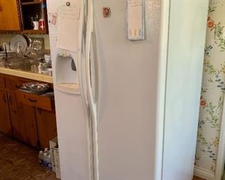 Refrigerator w/ in-door ice & water