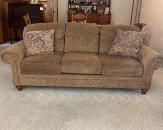 Like new Broyhill sofa, purchased in 2019, in excellent condition $400